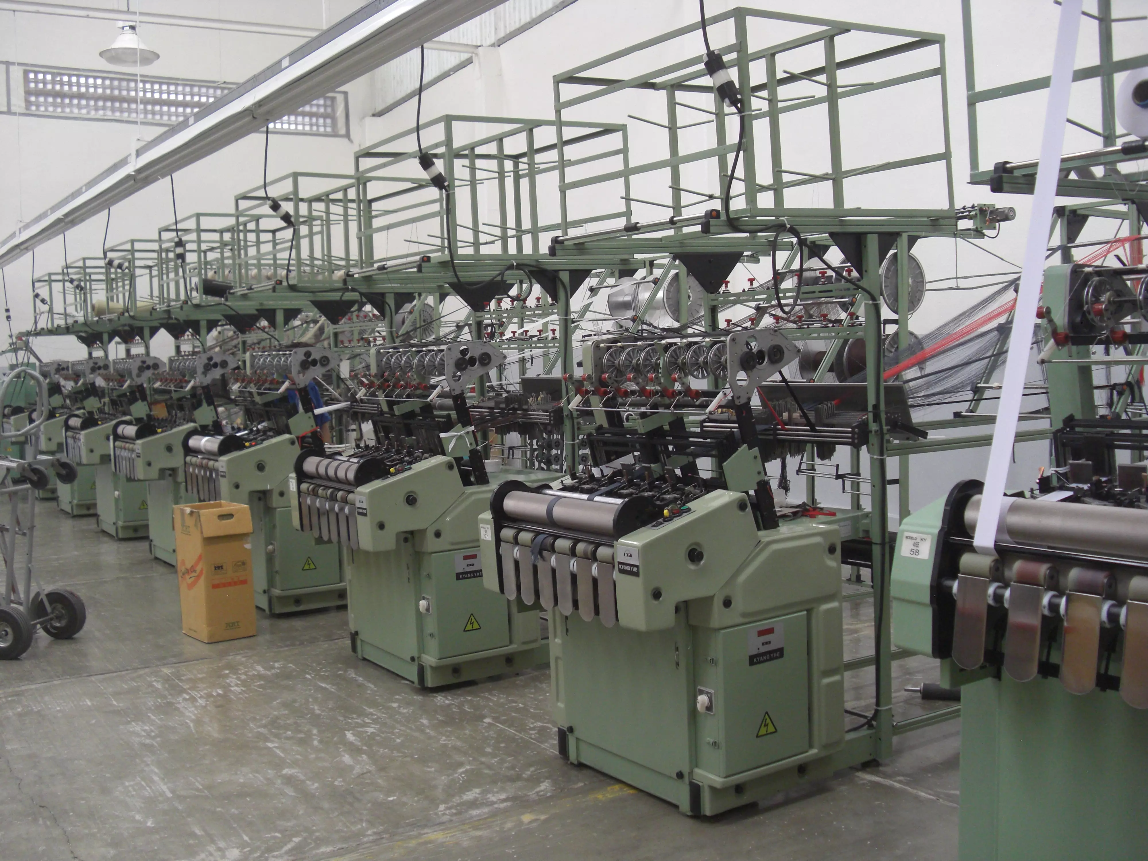 Línea de telares industriales de agujas Kyang Yhe instalados en planta textil por INDITEX SALES