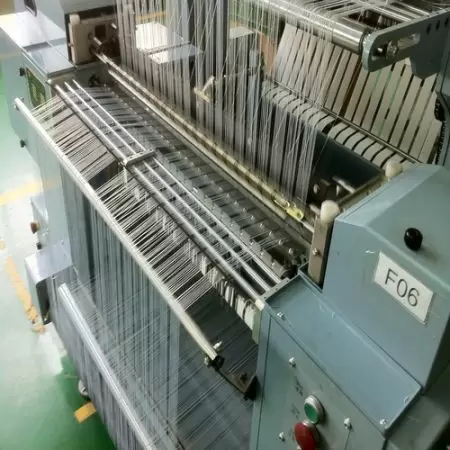 Máquina de tejido de punto de crochet Dahu en producción